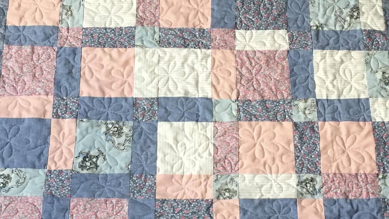 a Daisy Meander adds beauty to a floral quilt